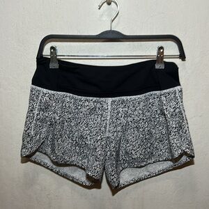 Lululemon Run Times Short (4-way Stretch 4") Ditsy Daisy White/Black Size 4